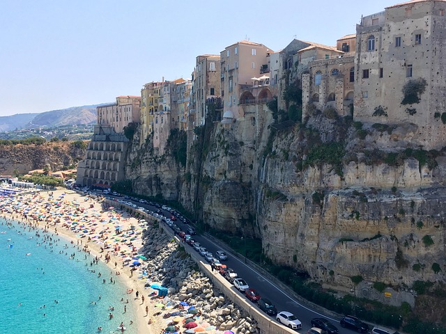 Tropea scogliera a picco sul mare